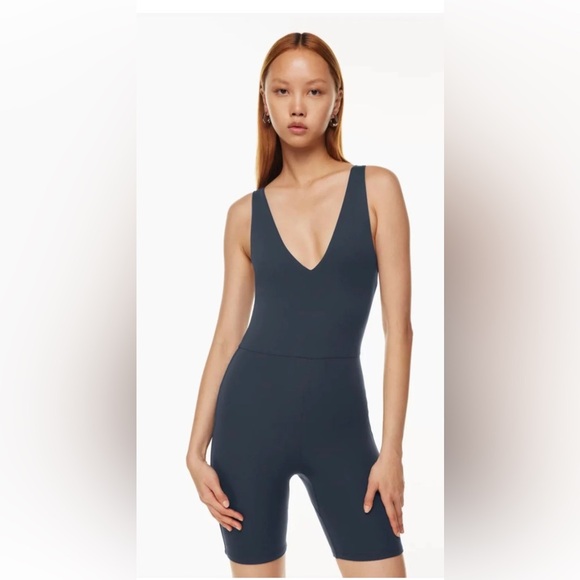 Babaton Aritzia VNeck contour Romper- Bodysuit Green Sleeveless Shorts XS - Picture 1 of 8